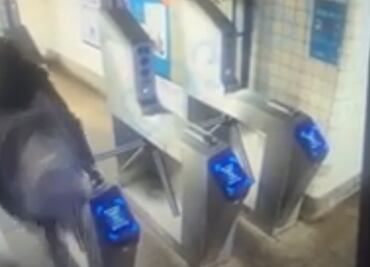 Hombre se rompe el cuello al saltar torniquetes de Metro de Nueva York