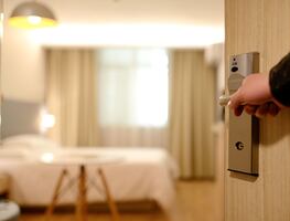 Tiktoker revela dónde y cómo esconden cámaras en hoteles y Airbnbs