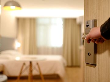 Tiktoker revela dónde y cómo esconden cámaras en hoteles y Airbnbs