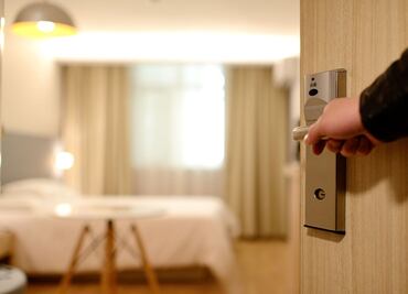 Tiktoker revela dónde y cómo esconden cámaras en hoteles y Airbnbs