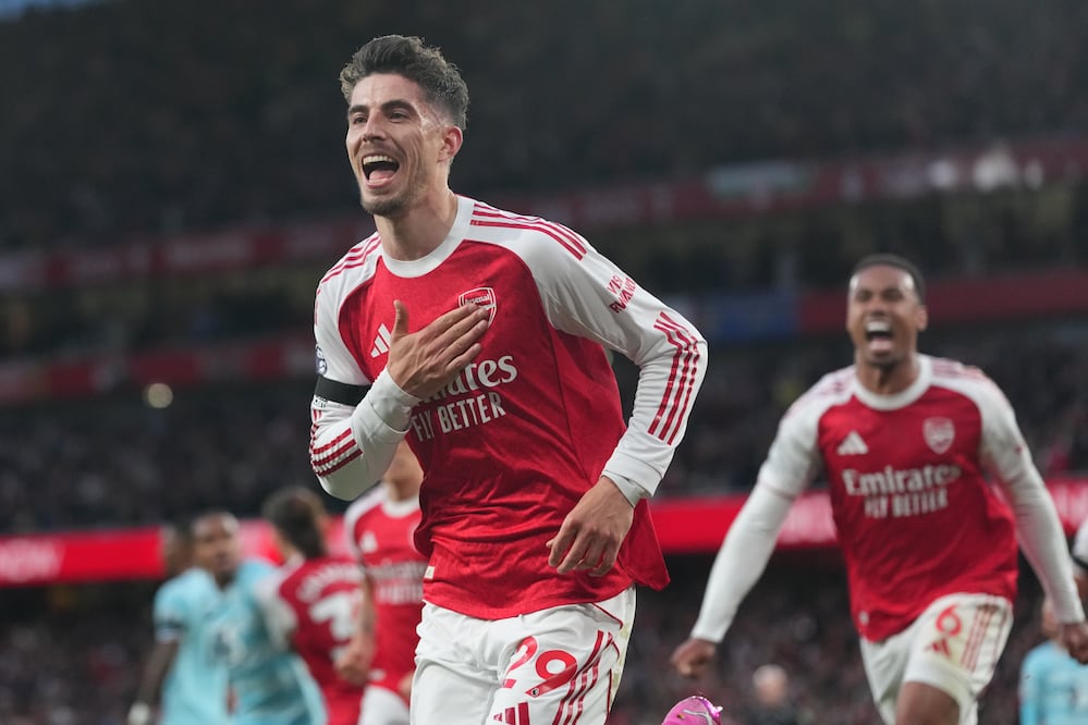 ¡Se acabó la maldición! El Arsenal es campeón de la Premier League 22 años después tras el colapso del City. (AP Photo/Kirsty Wigglesworth)