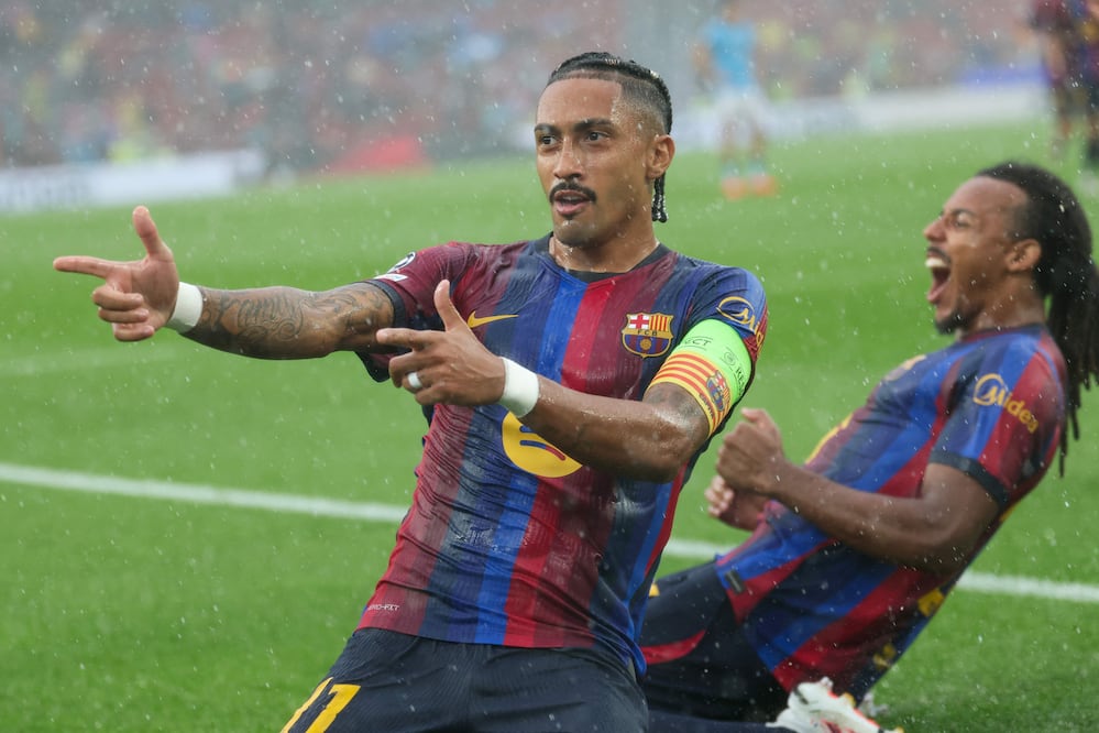 ¡Raphinha está imparable! Barcelona golea 5-1 al Feyenoord y arranca la Champions con todo. (Photo by Lluis GENE / AFP)