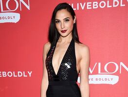Gal Gadot deslumbra con minivestido al estilo de los 80's