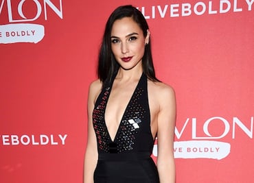 Gal Gadot deslumbra con minivestido al estilo de los 80's