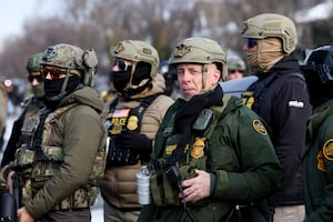 ¿Quién es Gregory Bovino, el jefe de la Patrulla Fronteriza que enfrenta a manifestantes en Minneapolis?