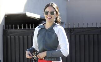 Eiza González cautiva con ajustados leggings rojos en Los Ángeles