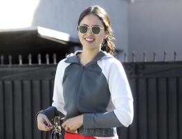 Eiza González cautiva con ajustados leggings rojos en Los Ángeles