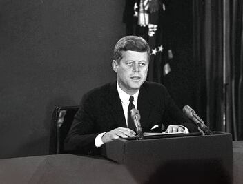 JFK y sus amoríos secretos: un nuevo libro revela su romance con una becaria de 19 años
