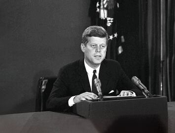 JFK y sus amoríos secretos: un nuevo libro revela su romance con una becaria de 19 años