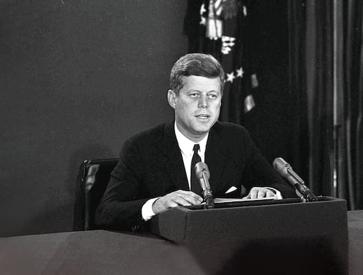 JFK y sus amoríos secretos: un nuevo libro revela su romance con una becaria de 19 años