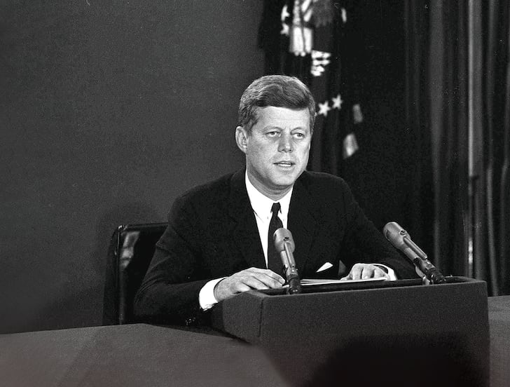 JFK y sus amoríos secretos: un nuevo libro revela su romance con una becaria de 19 años