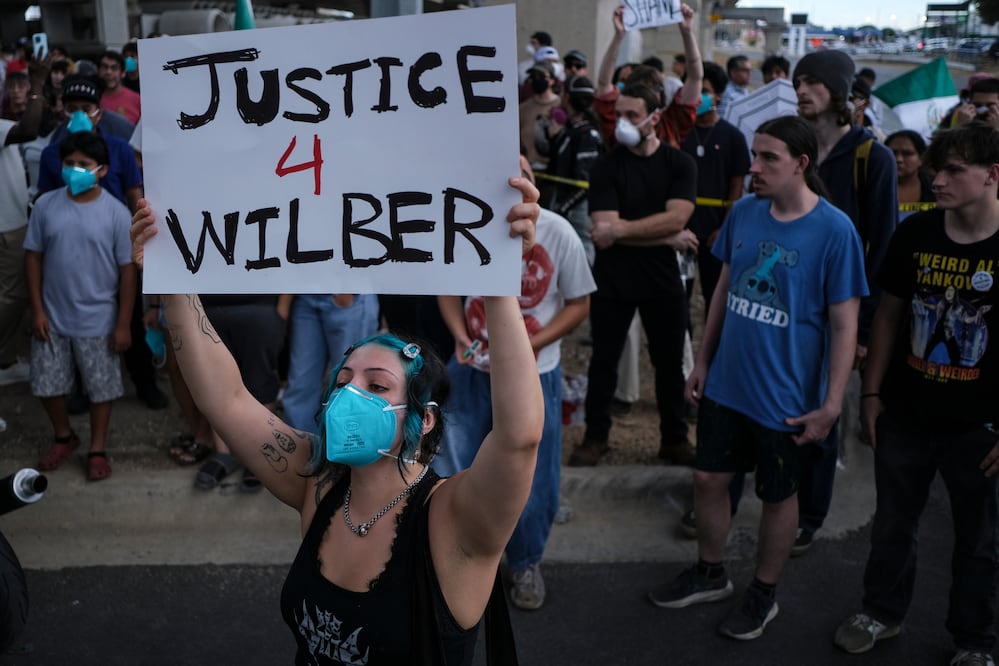 Venezolano herido por agente de ICE en Austin permanece detenido tras salir del hospital. (AP Photo/Joel Angel Juarez)