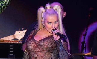 Christina Aguilera luce sus impactantes curvas con traje de baño neón