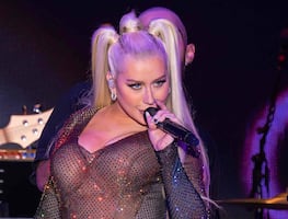 Christina Aguilera luce sus impactantes curvas con traje de baño neón