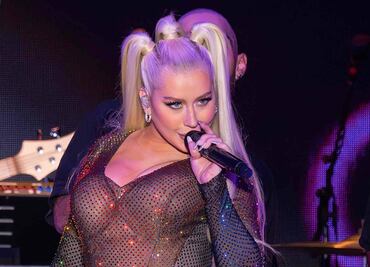 Christina Aguilera luce sus impactantes curvas con traje de baño neón