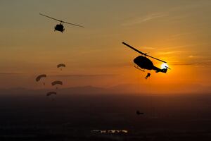 Cadete mexicano fallece al no abrirse su paracaídas durante entrenamiento. VIDEO