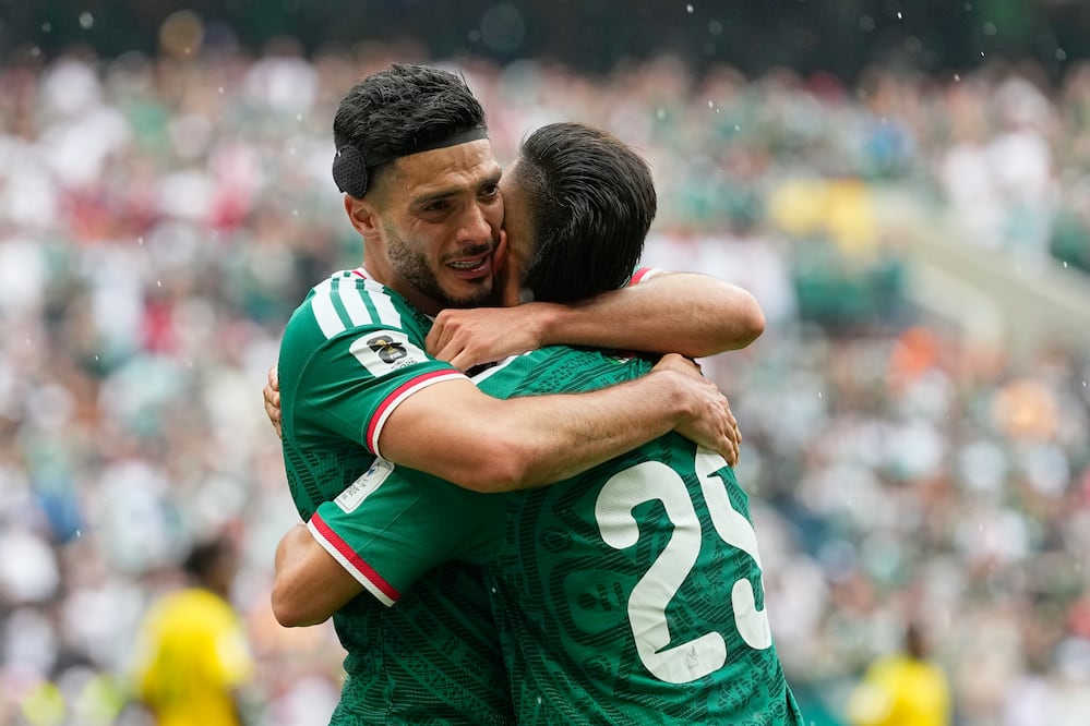 México debuta con victoria en el Mundial 2026 y hace estallar al Estadio Azteca(AP Photo/Natacha Pisarenko)