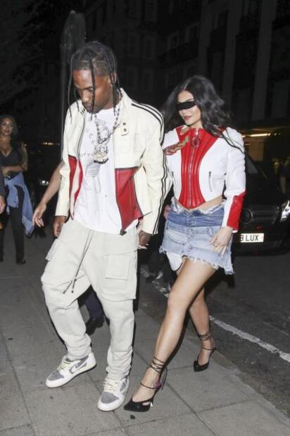 Kylie Jenner se luce en minifalda de mezclilla junto a Travis Scott en Londres 
