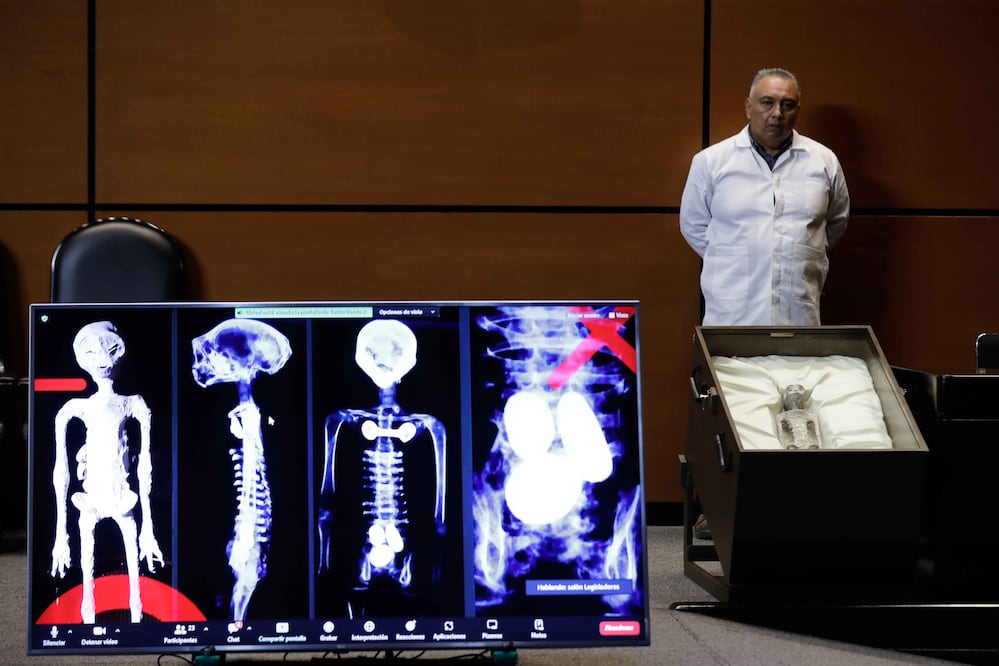Jaime Maussan presentó dos cuerpos no humanos que fueron encontrados en Nazca, Perú. Foto Diego Simón Sánchez / EL UNIVERSAL