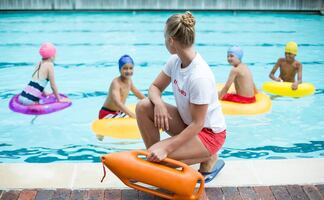 Disney World organiza feria de trabajo para salvavidas; checa el salario que ofrece