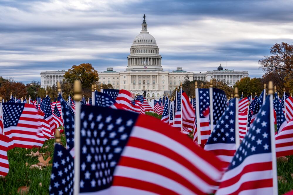 El Senado de Estados Unidos aprobó un paso clave para poner fin al cierre gubernamental más largo de la historia. Miles de vuelos cancelados, empleados sin paga y programas federales paralizados podrían reactivarse esta semana. Foto: AP