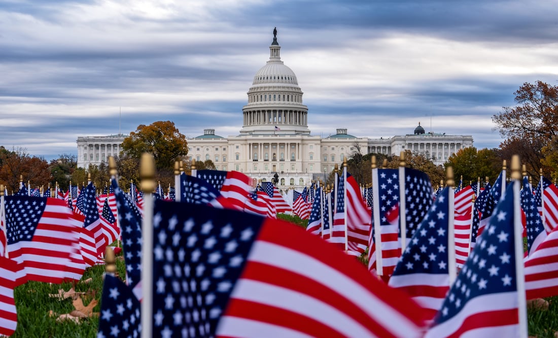 El Senado de Estados Unidos aprobó un paso clave para poner fin al cierre gubernamental más largo de la historia. Miles de vuelos cancelados, empleados sin paga y programas federales paralizados podrían reactivarse esta semana. Foto: AP