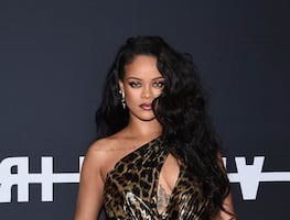 Rihanna posa con lencería inspirada en ‘Los Pitufos’ tras colaborar el la película