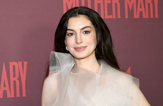 Anne Hathaway impone belleza y glamour con vestido traslúcido en el estreno de ‘Mother Mary’ 