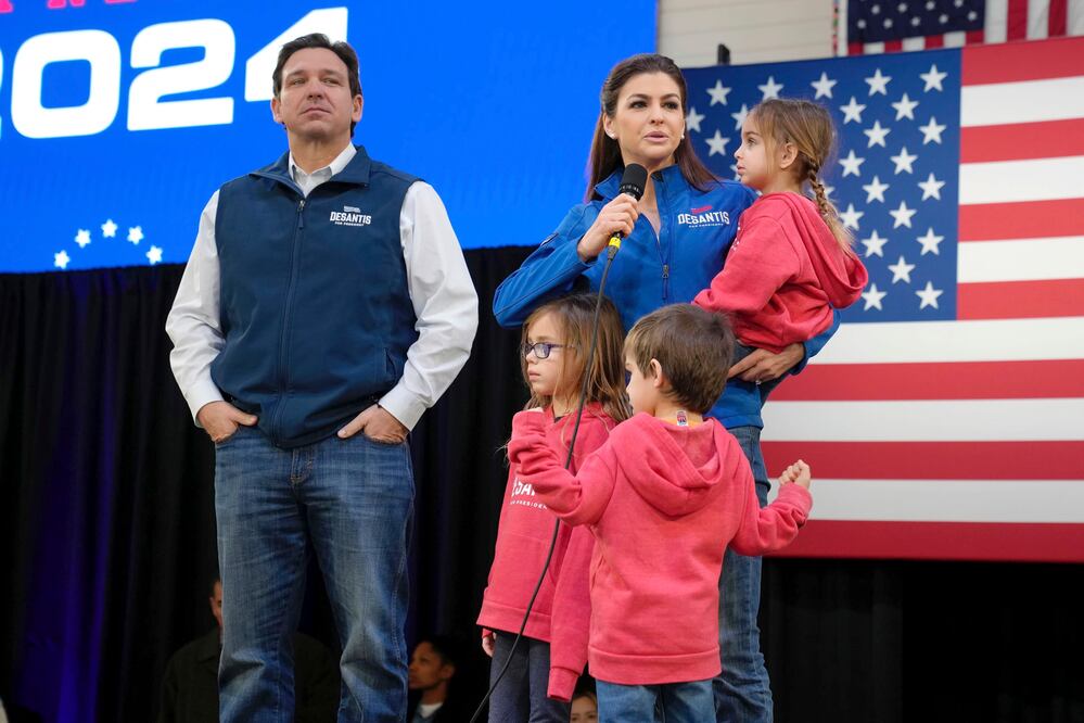 DeSantis promueve a su esposa para ser la próxima gobernadora de Florida. Foto: AP