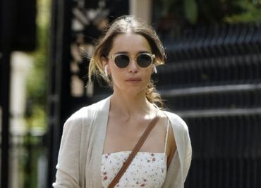 Emilia Clarke se luce con minivestido veraniego en Londres