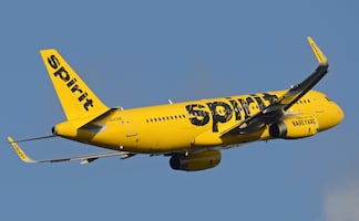 Pasajera ebria agrede a asistentes de vuelo de Spirit Airlines en EU