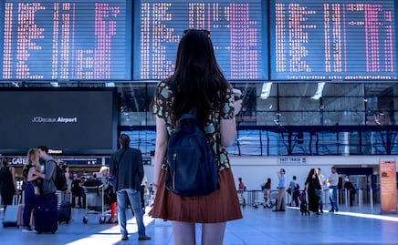 Guía completa sobre el artículo personal al viajar en avión: Medidas y objetos permitidos