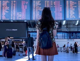 Guía completa sobre el artículo personal al viajar en avión: Medidas y objetos permitidos