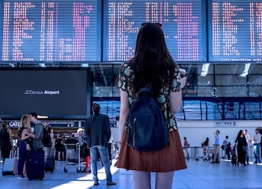 Guía completa sobre el artículo personal al viajar en avión: Medidas y objetos permitidos