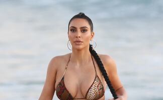 Kim Kardashian luce arriesgado bikini 'nude' en una isla privada