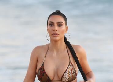 Kim Kardashian luce arriesgado bikini 'nude' en una isla privada
