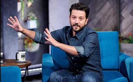 Diego Luna cena y debate con personalidades en nueva programa de tv