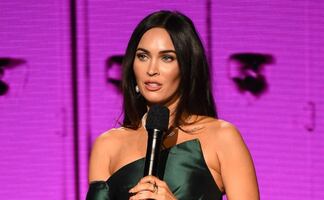 Megan Fox cautiva con minivestido color jade junto a su novio