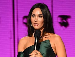 Megan Fox cautiva con minivestido color jade junto a su novio
