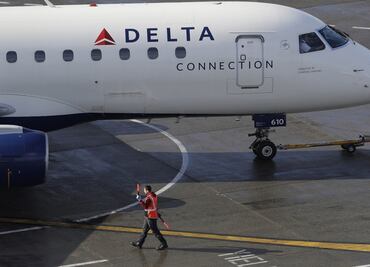 Avión de Delta derramó combustible sobre niños que jugaban en patio de escuela