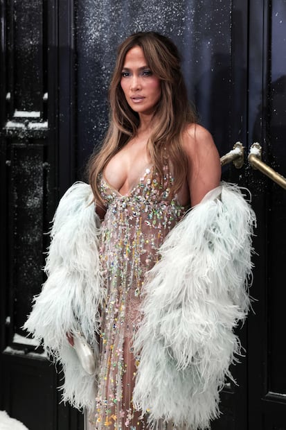 Jennifer Lopez calienta el ánimo en París y presume escote de infarto con vestido transparente. (Photo by Behrouz MEHRI / AFP)