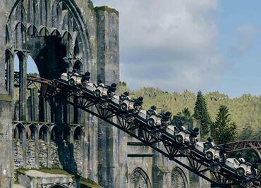 Video. Hasta 10 horas de espera para subir a la montaña rusa de Hagrid