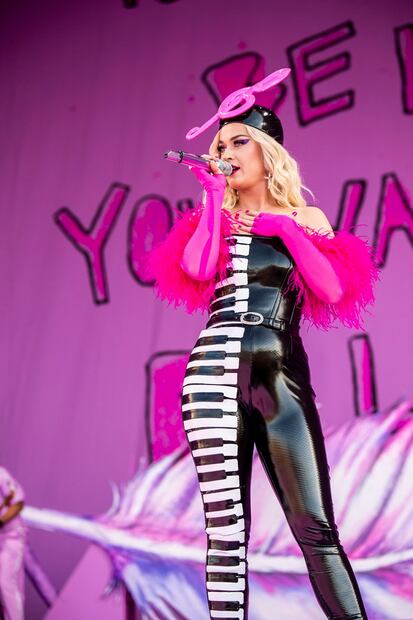Katy Perry sorprende con extravagante catsuit de látex