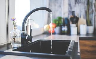 DeSantis elimina el flúor del agua potable en Florida y desata polémica en Estados Unidos