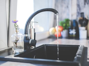 DeSantis elimina el flúor del agua potable en Florida y desata polémica en Estados Unidos