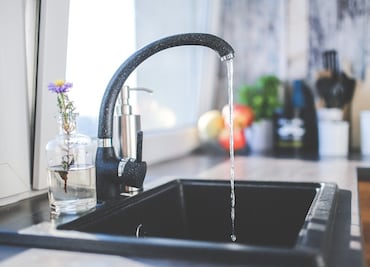 DeSantis elimina el flúor del agua potable en Florida y desata polémica en Estados Unidos