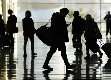 Caos en aeropuertos de EU; cancelan miles de vuelos por tormentas