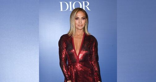 Jennifer Lopez deslumbra con vestido braless de lentejuelas en Toronto 