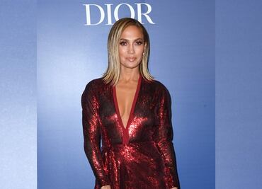 Jennifer Lopez deslumbra con vestido braless de lentejuelas en Toronto