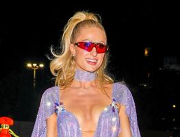 Paris Hilton destila glamour a los 43 años con microvestido de atrevido escote en Los Ángeles
